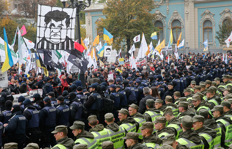 Митингующие в Киеве расставили палатки у стен Верховной рады
