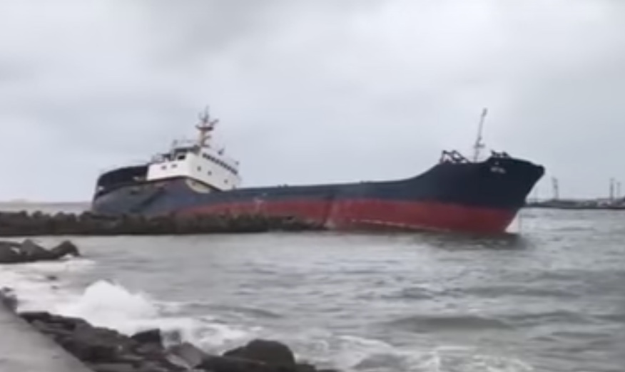 Тайфун «Lan» выбросил на берег российский сухогруз