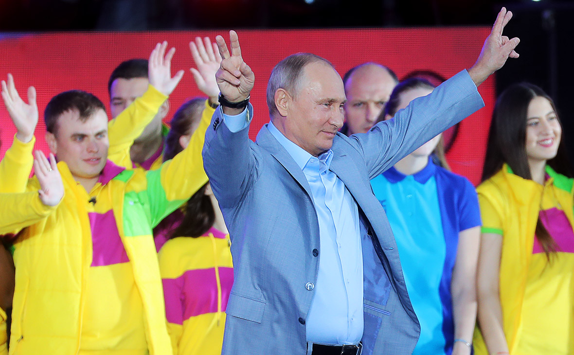 Молодежь считает Владимира Путина идеальным лидером страны