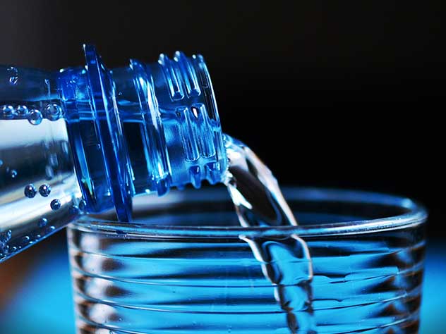 Ученые подсчитали количество пластика в бутилированной воде