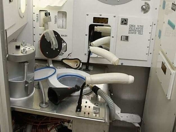 Ученые нашли способ превратить мочу космонавтов в пластик и питательные вещества