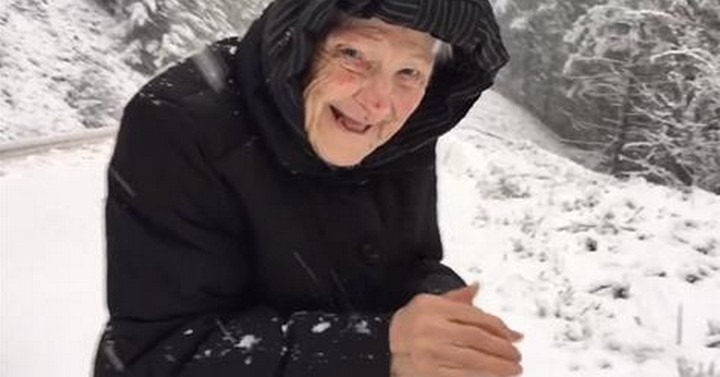 Сын снял на камеру, как мама радуется снегу. А маме уже 101 год!