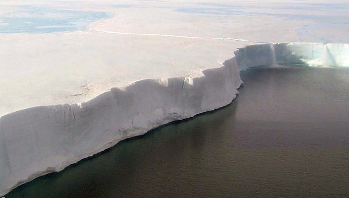 В Антарктиде откалывается айсберг размером с два Нью-Йорка