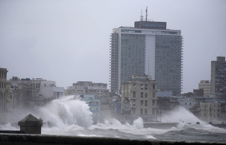 "Ирма" обрушила на Гавану многометровые волны