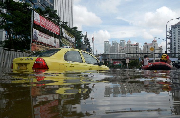 Власти Индонезии ищут место для новой столицы Джакарта постепенно уходит под воду.