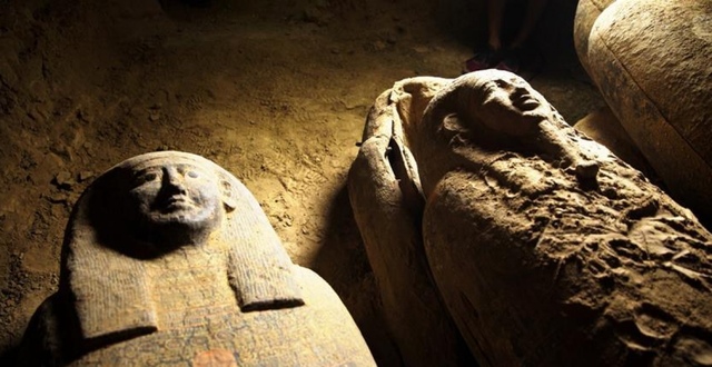 Египетские власти обнаружили 13 нетронутых саркофагов, возрастом 2500 лет