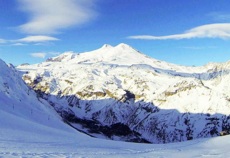 На Эльбрусе альпинист чудом выжил после падения с высоты почти 5 тысяч метров