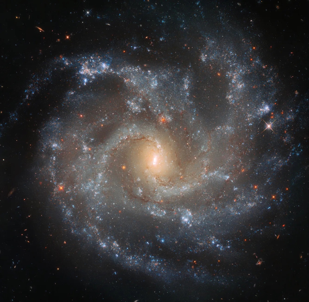 Потрясающий снимок галактики, отстоящей от Земли на 130 миллионов световых лет