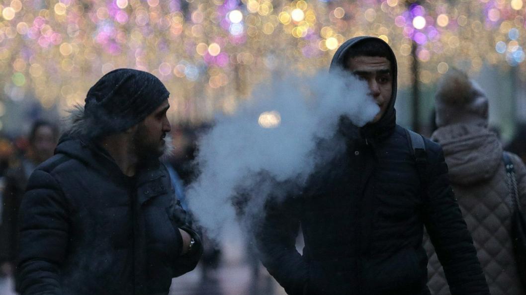 В России запретили курить на территории больниц и школ