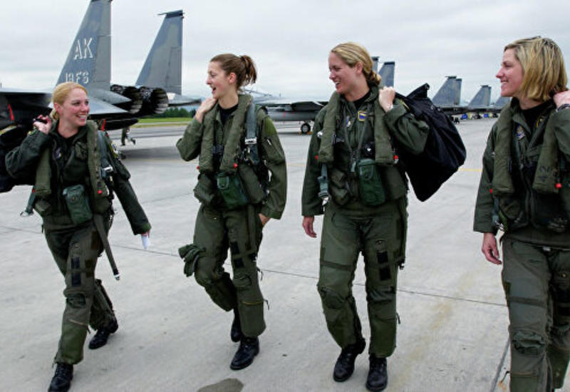 Женщинам в армии США разрешили ходить с распущенными волосами и красить губы
