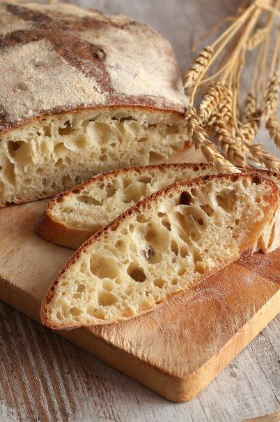Белый хлеб с хрустящей корочкой.
