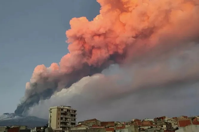 В Италии произошло извержение самого высокого действующего вулкана в Европе