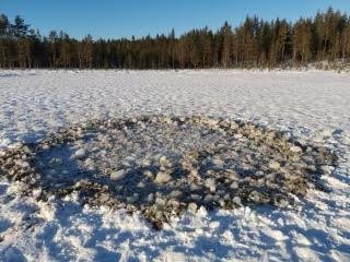 Таинственная дыра обнаружена в замерзшем озере в Норвегии