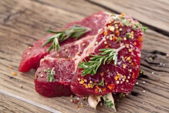 Красное мясо может повысить риск преждевременной смерти у женщин