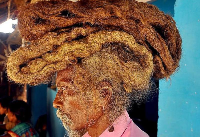 Набожный индиец 40 лет выращивал и не мыл дреды на своей голове