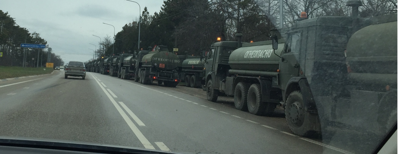 Россия перебрасывает в Крым танки и другую военную технику (ФОТО+ВИДЕО)