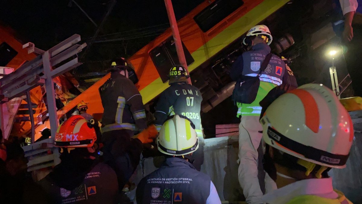 Мост метро вместе с поездом рухнул в Мехико, есть жертвы