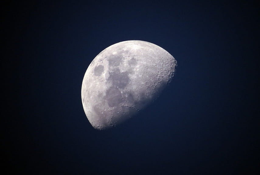 Зачем Луна нужна инопланетянам: объяснения уфолога