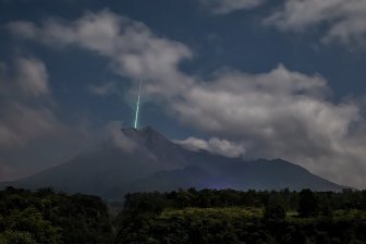 Странный зеленый свет из индонезийского вулкана, вероятно, был метеоритом, считают эксперты