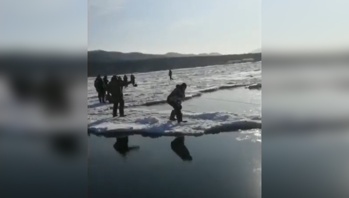 Льдину с сотнями рыбаков оторвало от берега на Сахалине