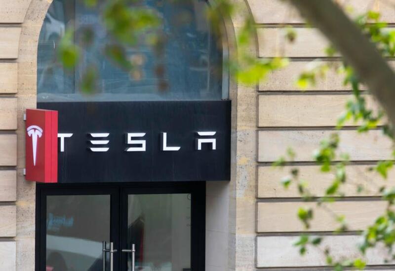 В США новая модель Tesla начала гореть, когда водитель был в салоне