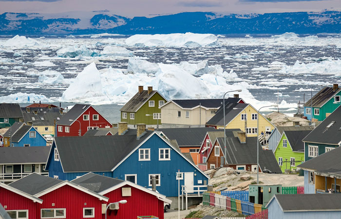 Исследователи обеспокоены: впервые в истории на ледниках Гренландии прошел дождь