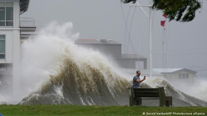 К побережью Луизианы пришел сильнейший за 170 лет тайфун. Что там останется?