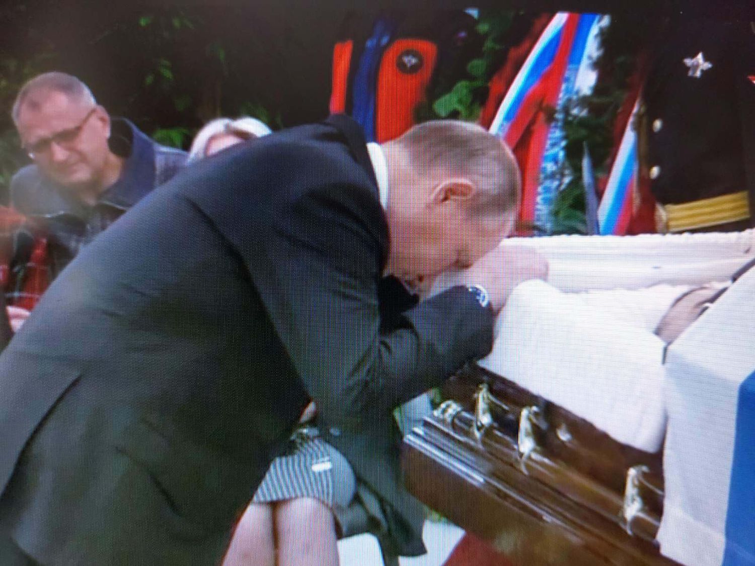 Владимир Путин тяжело прощался с погибшим министром. Он долго стоял у гроба близкого друга