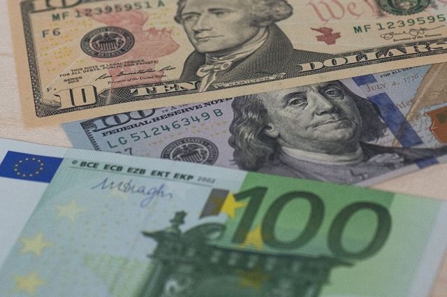 Курс евро к рублю обновил минимум за 13 месяцев