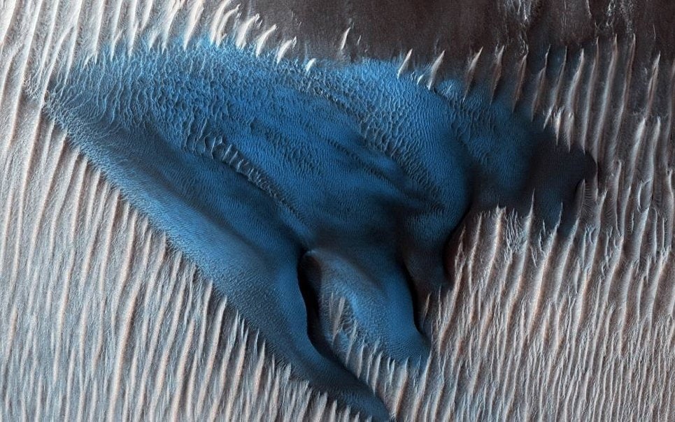 Изображение от зонда MRO (Mars Reconnaissance Orbiter), находящегося на орбите Марса.
