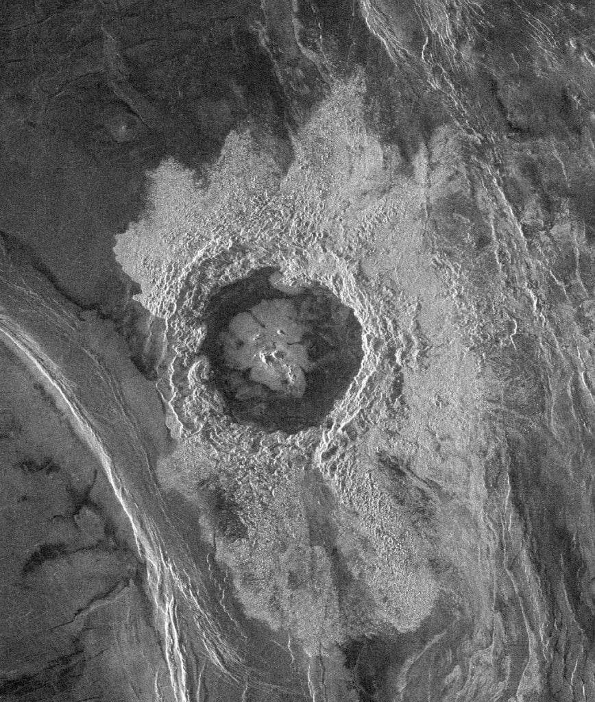 Ударный кратер на поверхности Венеры – кратер Dickinson, диаметром 69 км
