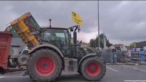 Французские фермеры сбрасывают навоз перед правительственными зданиями