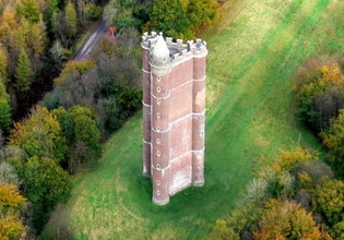 Башня короля Альфреда. Графство Сомерсет. Поместье Стоурхедов. Англия. Высота 49 м.