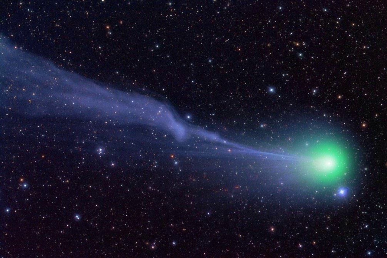 Фантастическая комета Лавджоя и её газопылевой хвост.