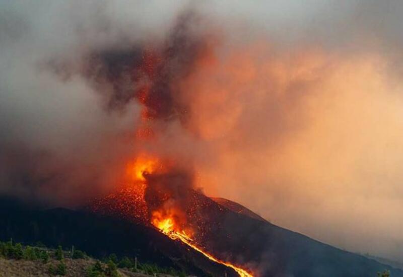 На острове Пальма произошло частичное обрушение конуса извергающегося вулкана