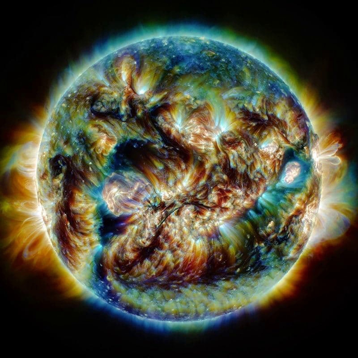 Составное изображение Солнца, полученное в Иранской обсерватории, состоящее из фотографий в различных длинах волн света.