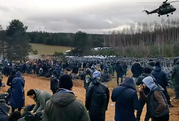 Сотни мигрантов прорываются в Польшу из Белоруссии. Польские войска стянуты к границе и готовятся к обороне