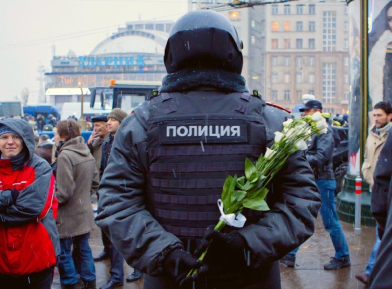 Большинство опрошенных россиян видят полицейских как опрятных, храбрых и дружелюбных
