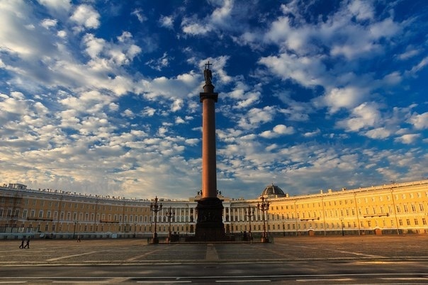 А вы знали, что Aлeксандровская колонна на Дворцовой площади Санкт‑Петербурга никaк не закреплена с пьедесталом?