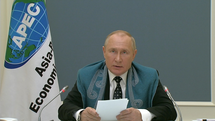 зачем Путин накинул шарф на костюм