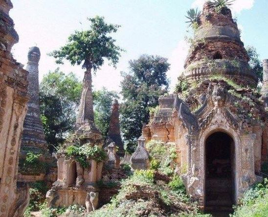 Загадочная храмовая деревня в джунглях Мьянмы.