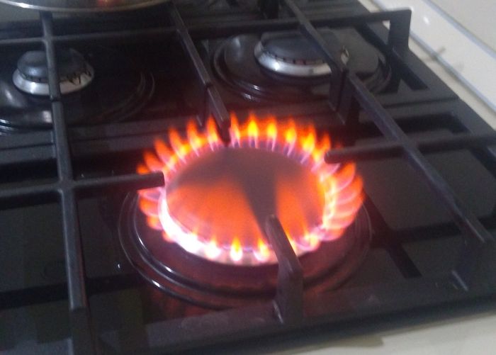 Жителей Саратова обеспокоил красный газ на кухонных плитах