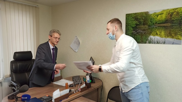 В Алтайском крае начали вручать жилищные сертификаты сиротам