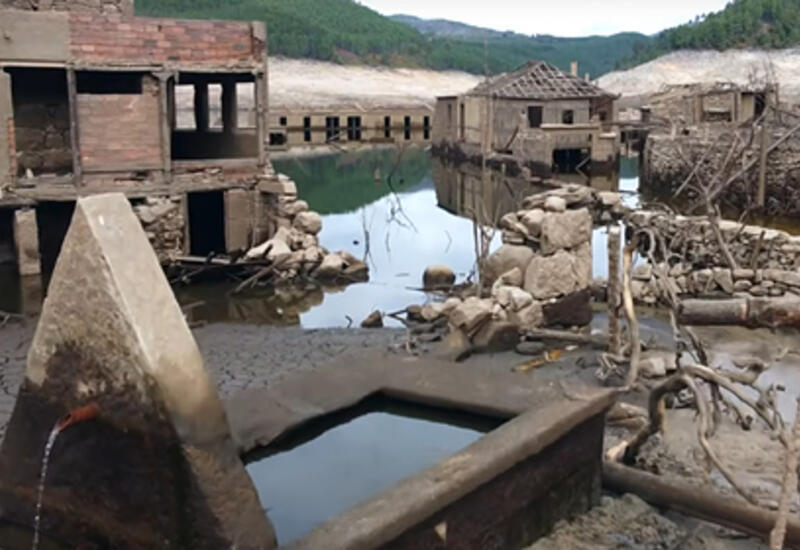 Затопленная десятки лет назад деревня-призрак показалась из-под воды