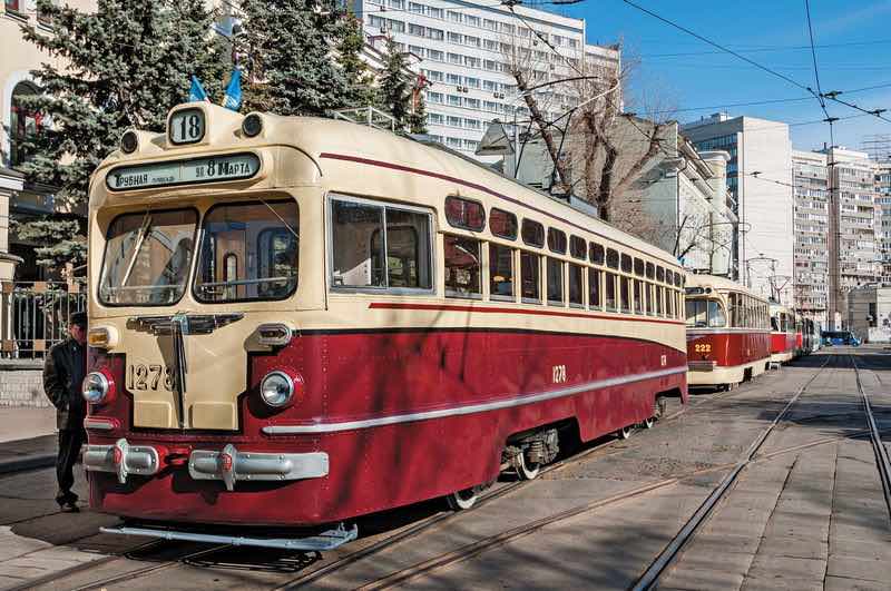трамваи - регулярное движение этого транспорта в Москве было открыто 7 апреля 1899 года.