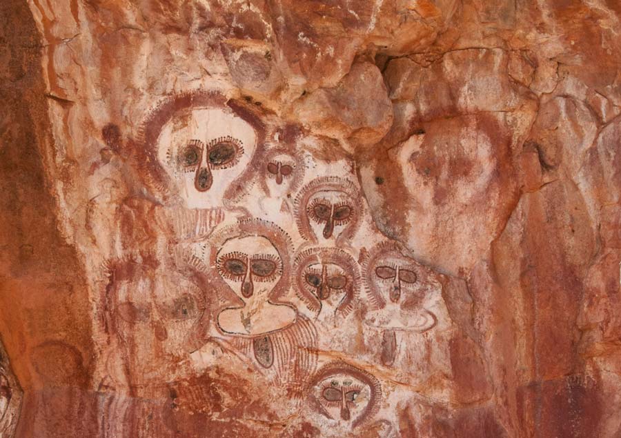 Загадочное наскальное искусство аборигенов - небесные существа Ванджины