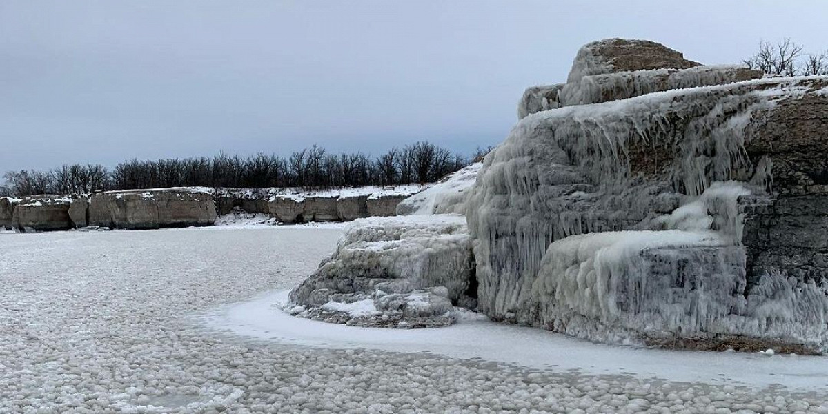 Уникальное явление: озеро в Канаде покрылось ледяными шарами (видео)