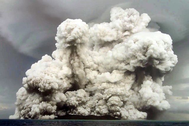 Взрывы были слышны в Канаде. Извержение в Тонга грозит миру похолоданием