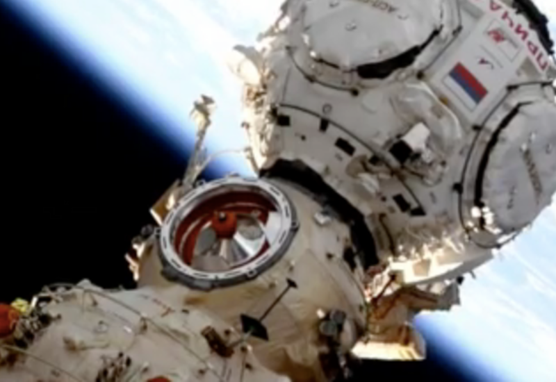 Российский космонавт разлил воду в открытом космосе