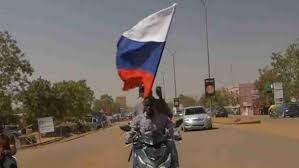 Жители Буркина-Фасо выходят на улицы столицы с российскими флагами